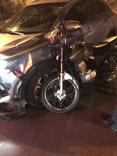 AssisCity - Carro e moto se envolvem em acidente no cruzamento da Avenida Otto Ribeiro em Assis