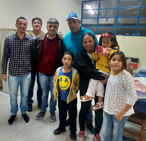 Cedida - Família venezuelana foi acolhida por alunos, professores e funcionários do IEDA