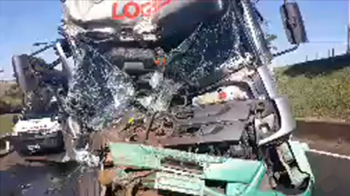 Sidney Fernandes/Rádio Difusora - Cabine do caminhão ficou destruída após acidente em Assis