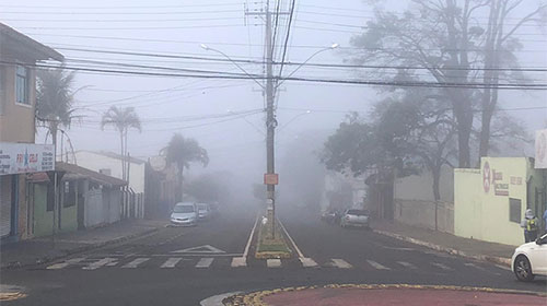 AssisCity - Esta terça-feira, 16, amanheceu com tempo fechado e bastante neblina em Assis