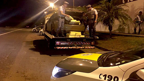 Divulgação/ Polícia Militar Rodoviária - Carro com a droga e o caminhão-guincho foram levados para a delegacia de Ourinhos