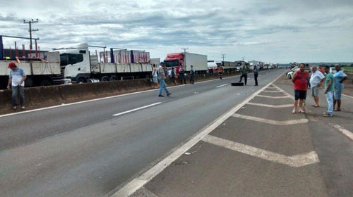 arquivo AssisCity - Paralisação de caminhoneiros na Raposo Tavares, em Cândido Mota, em 2015