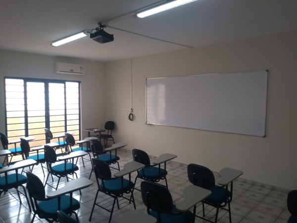 Em local próprio e salas de aulas climatizadas