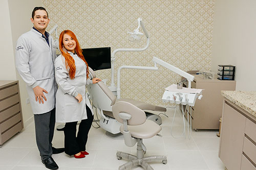divulgação - Dr. Emerson C. Queiroz e Dra. Samantha Moura Queiroz divulgação - Dr. Emerson C. Queiroz e Dra. Samantha Moura Queiroz