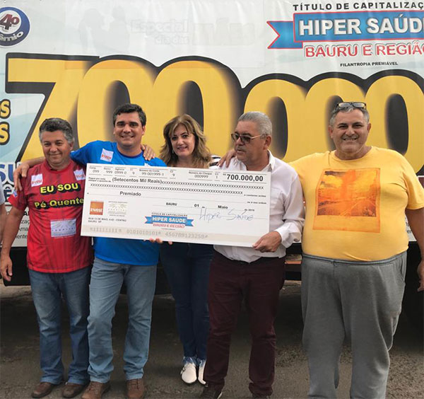 Redação AssisCity - O vendedor Otavio Garcia, o ganhador Nilson Camilo, a esposa, o gerente comercial José Guariba e o distribuidor José Lauro Redação AssisCity - O vendedor Otavio Garcia, o ganhador Nilson Camilo, a esposa, o gerente comercial José Guariba e o distribuidor José Lauro