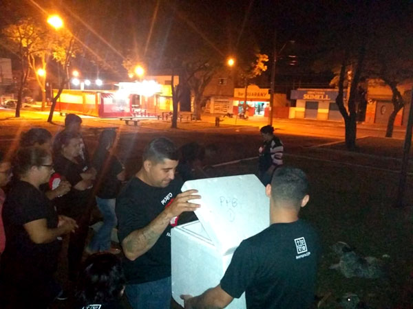 Divulgação - Cerca de 16 pessoas percorreram diversas praças do município levando marmitas para moradores em situação de rua