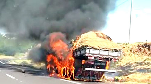 Arquivo Pessoal - Caminhão carregado de melancia pega fogo na SP-294, perto do trevo de acesso a Vera Cruz