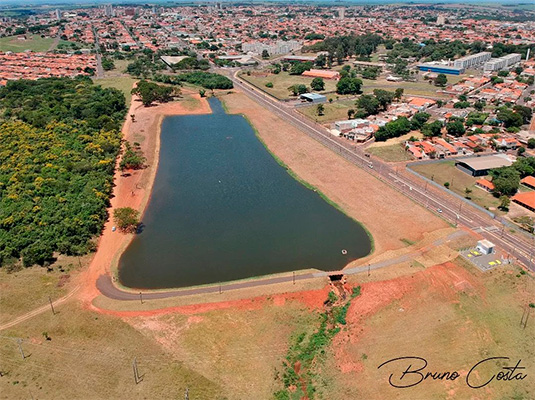Reprodução/Bruno Costa - Imagens Aéreas - O lago faz parte da nascente da Água da Porca e recebe água de chuva das galerias - Foto: Reprodução/Bruno Costa - Imagens Aéreas