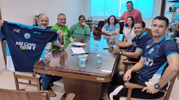 Departamento de Comunicação - Na reunião o prefeito José Fernandes conheceu o novo uniforme da equipe de Futsal de Assis - FOTO: Departamento de Comunicação