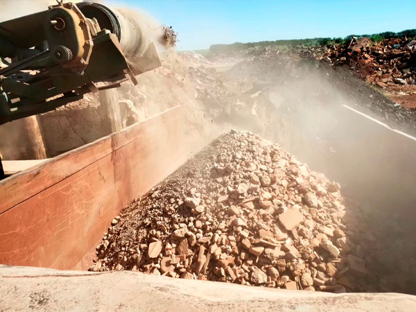 Divulgação - Trituração de resíduos de construção civil através do programa Proben-RCC - Foto: Divulgação