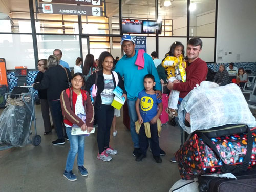 Cedida - Família foi recebida no Aeroporto de Presidente Prudente e veio para Assis, onde passará a morar Cedida - Família foi recebida no Aeroporto de Presidente Prudente e veio para Assis, onde passará a morar