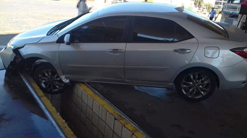 Jornal da Comarca - A motorista do carro não teve ferimentos Jornal da Comarca - A motorista do carro não teve ferimentos