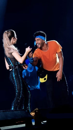 Divulgação - Kaique César Alves com a cantora Sandy durante turnê Nossa História Divulgação - Kaique César Alves com a cantora Sandy durante turnê Nossa História