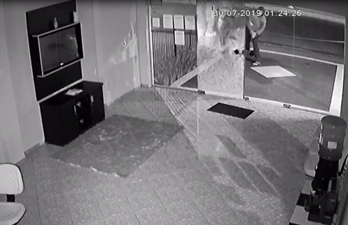 Divulgação - Homem atira pedra contra porta de vidro de uma agência de turismo para furtar aparelho de TV