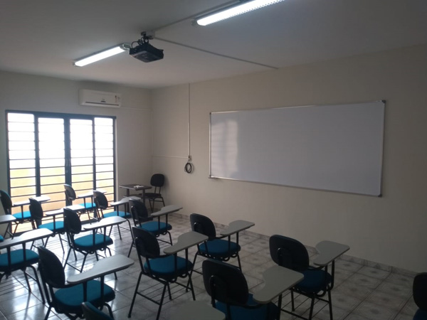 Em local próprio e salas de aulas climatizadas Em local próprio e salas de aulas climatizadas