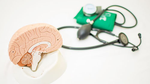 Ilustrativa - Exame de sangue é capaz de detectar proteínas relacionadas ao Alzheimer acumuladas no cérebro até 20 anos antes de os sintomas virem à tona
