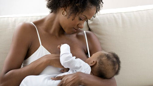 Ilustrativa - Amamentar faz bem tanto para o bebê quanto para a mãe, afirma especialista do Hospital das Clínicas