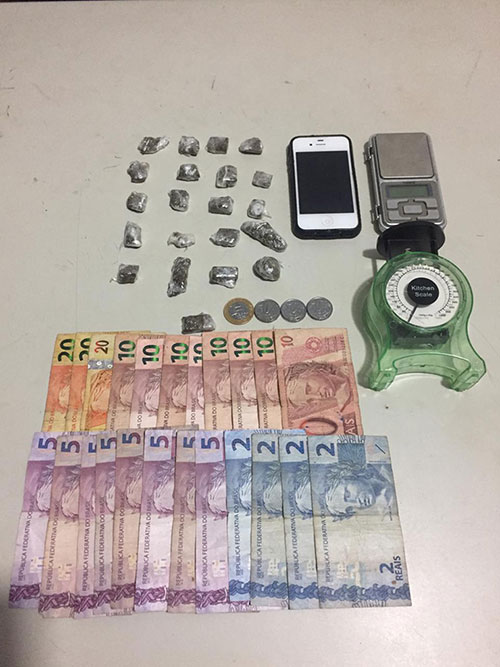 Divulgação Polícia Militar - Na casa do adolescente foram encontradas diversas porções de drogas e dinheiro Divulgação Polícia Militar - Na casa do adolescente foram encontradas diversas porções de drogas e dinheiro