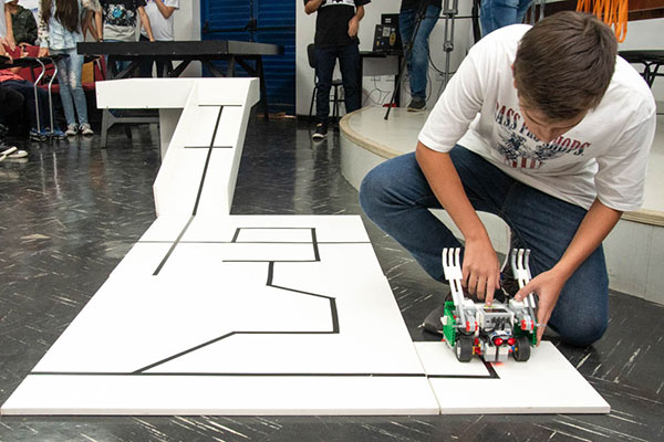 Divulgação - Equipes desenvolveram programações de um robô Lego utilizando sensores de cor ultrassônico Divulgação - Equipes desenvolveram programações de um robô Lego utilizando sensores de cor ultrassônico