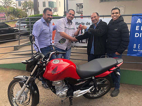 AssisCity - Cicero foi acompanhado do filho Elton Felipe receber seu prêmio na manhã desta quarta-feira AssisCity - Cicero foi acompanhado do filho Elton Felipe receber seu prêmio na manhã desta quarta-feira
