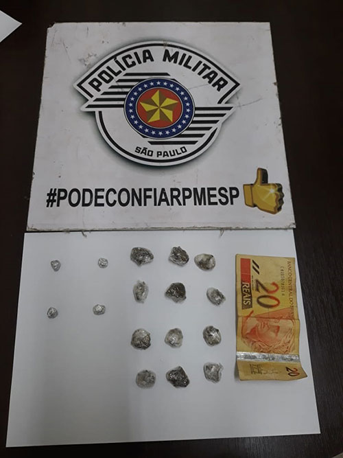 Divulgação Polícia Militar - Foram localizadas 12 porções de maconha e quatro porções de crack Divulgação Polícia Militar - Foram localizadas 12 porções de maconha e quatro porções de crack