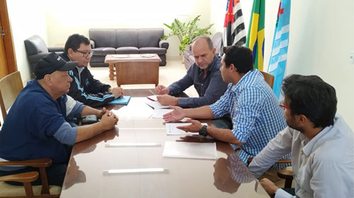 Divulgação - Membros da diretoria do Atlético Assisense, prefeito José Fernandes e secretário Silvio Bahia durante reunião para a Copa São Paulo 2020