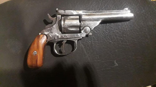 divulgação Polícia Militar - Na casa do adolescente foram encontradas duas armas divulgação Polícia Militar - Na casa do adolescente foram encontradas duas armas