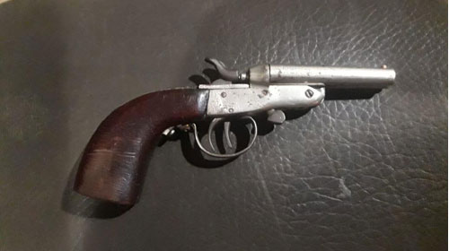divulgação Polícia Militar - Na casa do adolescente foram encontradas duas armas divulgação Polícia Militar - Na casa do adolescente foram encontradas duas armas