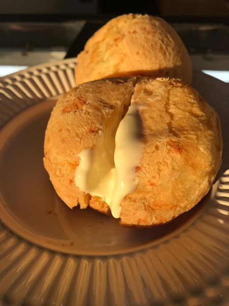 Divulgação - Pão de queijo quentinho você encontra na padaria do Posto BelAssis