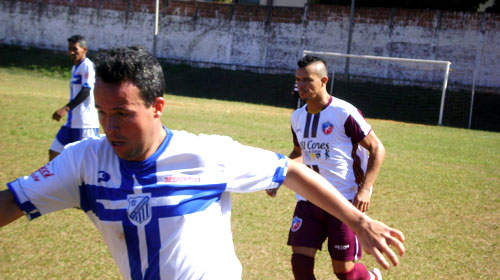Divulgação - No lance, Flavinho da Desportiva contra Eder da Cândido-motense Divulgação - No lance, Flavinho da Desportiva contra Eder da Cândido-motense