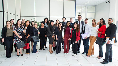 divulgação - O grupo de 30 estudantes foi recebido pelo juiz titular, Dr. Marco Branco divulgação - O grupo de 30 estudantes foi recebido pelo juiz titular, Dr. Marco Branco