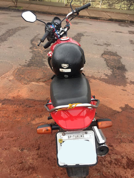 Divulgação - Moto de Tarumã também estava estacionada com capacete e chaves no contato na Rua Prefeito José Deliberador Divulgação - Moto de Tarumã também estava estacionada com capacete e chaves no contato na Rua Prefeito José Deliberador
