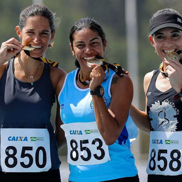 Divulgação - Vanessa (ao centro) conquistou a medalha de ouro para Assis no Troféu Brasil de Atletismo