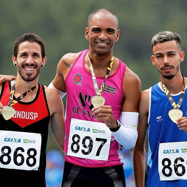 Divulgação - Sérgio Marcelino (à direita) também representou bem Assis e conquistou a medalha de bronze Divulgação - Sérgio Marcelino (à direita) também representou bem Assis e conquistou a medalha de bronze