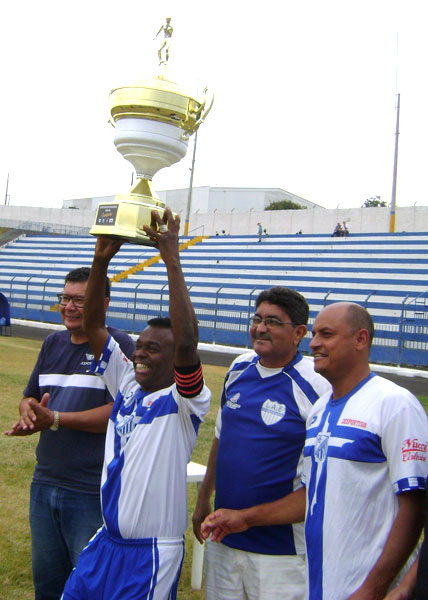 Divulgação - Luisinho da Desportiva recebe o troféu de campeão Divulgação - Luisinho da Desportiva recebe o troféu de campeão