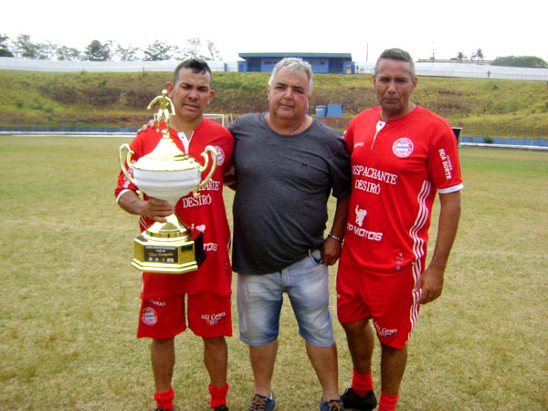 Divulgação - Dézinho, Petão e Marquinhos do Juventude receberam o troféu de vice Divulgação - Dézinho, Petão e Marquinhos do Juventude receberam o troféu de vice