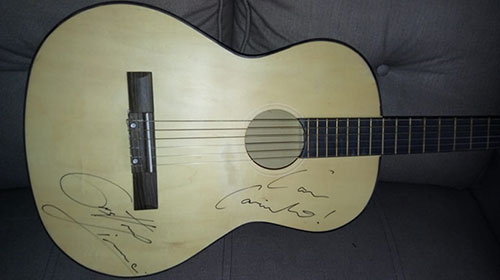 divulgação - O violão autografado pelo cantor foi recebido pela entidade na semana passada