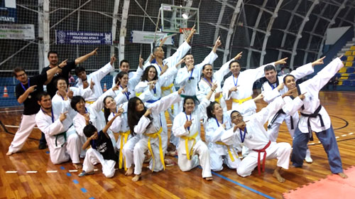 Divulgação - Atletas do Taekwondo de Paraguaçu durante evento esportivo em Piracicaba