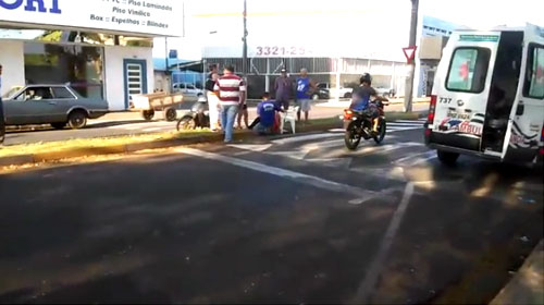 AssisCity - Motociclista é socorrida após acidente na Avenida Dom Antônio em Assis AssisCity - Motociclista é socorrida após acidente na Avenida Dom Antônio em Assis