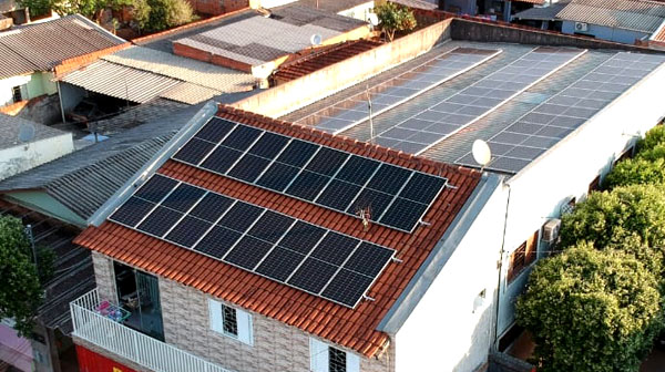 Divulgação - A energia solar funciona como um kit, que inclui a placa fotovoltaica e o inversor, para converter a energia do sol em energia elétrica