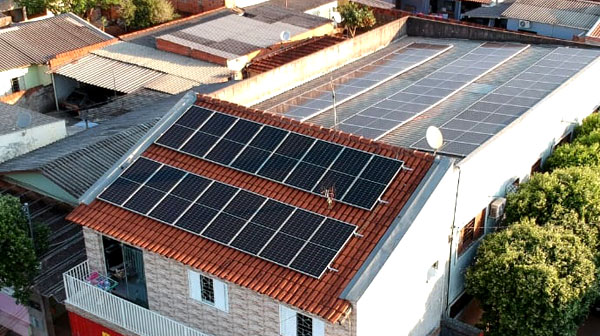 Divulgação - A energia solar funciona como um kit, que inclui a placa fotovoltaica e o inversor, para converter a energia do sol em energia elétrica Divulgação - A energia solar funciona como um kit, que inclui a placa fotovoltaica e o inversor, para converter a energia do sol em energia elétrica