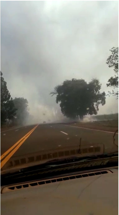Divulgação - Incêndio à beira da rodovia deixa trânsito lento na SP 333 em Florínea Divulgação - Incêndio à beira da rodovia deixa trânsito lento na SP 333 em Florínea