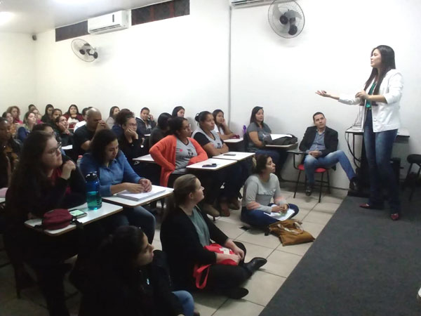Divulgação - Palestra foi ministrada pela psicóloga e pedagoga Luciana Martins Honório Divulgação - Palestra foi ministrada pela psicóloga e pedagoga Luciana Martins Honório