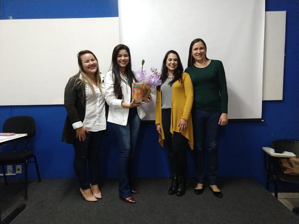 Divulgação - Equipe da Unopar Assis com a palestrante Luciana Martins Honório Divulgação - Equipe da Unopar Assis com a palestrante Luciana Martins Honório