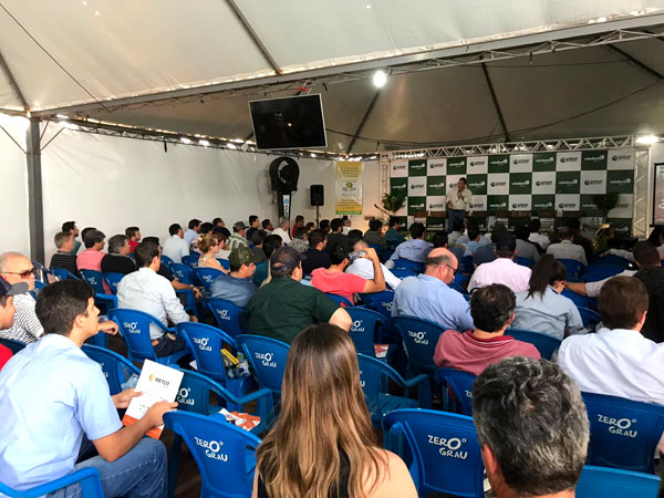 AssisCity - Centenas de pessoas prestigiaram a abertura do evento Vale Direto Show em Assis AssisCity - Centenas de pessoas prestigiaram a abertura do evento Vale Direto Show em Assis