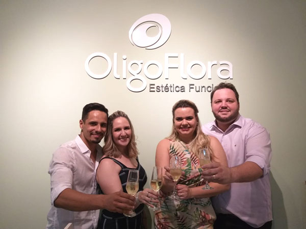 Divulgação - Proprietárias Débora Niz Silva e Thaís Baptista acompanhadas dos maridos durante a inauguração Divulgação - Proprietárias Débora Niz Silva e Thaís Baptista acompanhadas dos maridos durante a inauguração