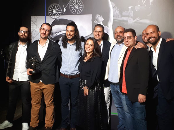 Divulgação - Assisense Guilherme Xavier Ribeiro com a equipe vencedora do prêmio Profissionais do Ano da Globo