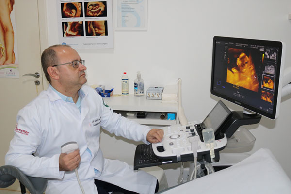 AssisCity - Médico Carlos Izaias Sartorão Filho utiliza os novos equipamentos na sua especialidade de ginecologia e obstetrícia