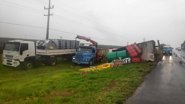 AssisCity - Equipes de guincho realizaram a remoção da carreta durante a tarde