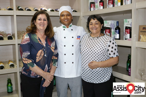 Marta Bassetto de Freitas, dona da fábrica da Roma, Giovane Amado, cozinheiro da Roma e Sueli Dias, proprietária da loja em Assis Marta Bassetto de Freitas, dona da fábrica da Roma, Giovane Amado, cozinheiro da Roma e Sueli Dias, proprietária da loja em Assis